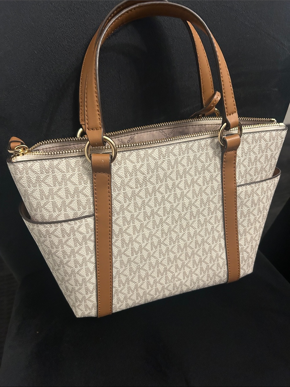 Michael Kors Sullivan Signature Tote in Vanilla and Acorn Trim Small - Picture 2 of 5